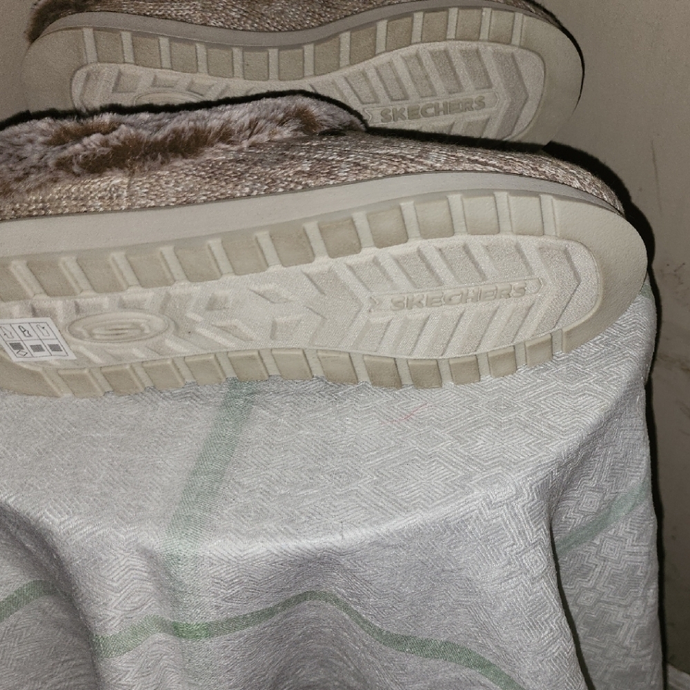 Skechers BOBS Cozy Cream Slippers - Picture 14 of 14